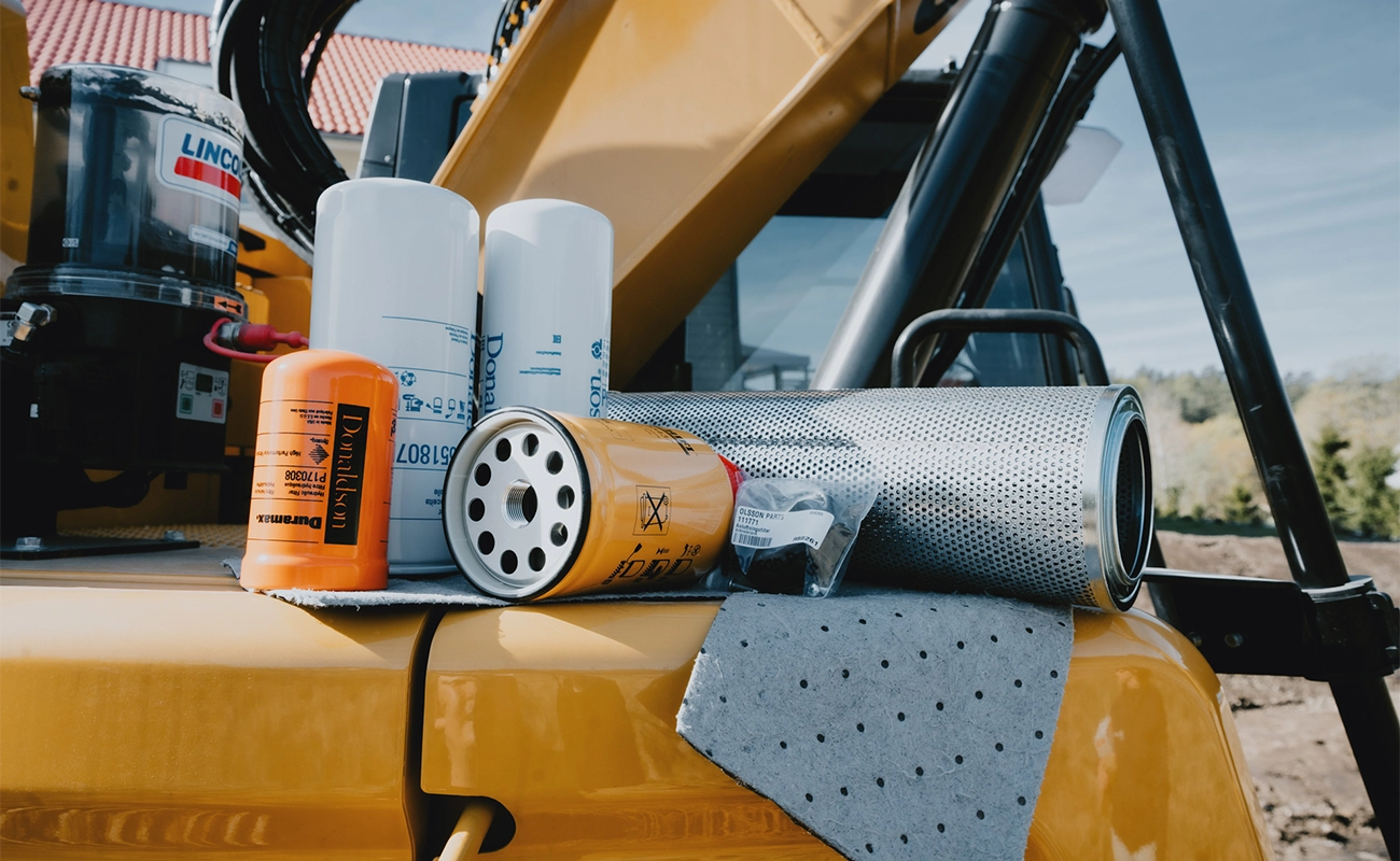 Filtersats st&aring;r placerad p&aring; en Caterpillar-maskin.