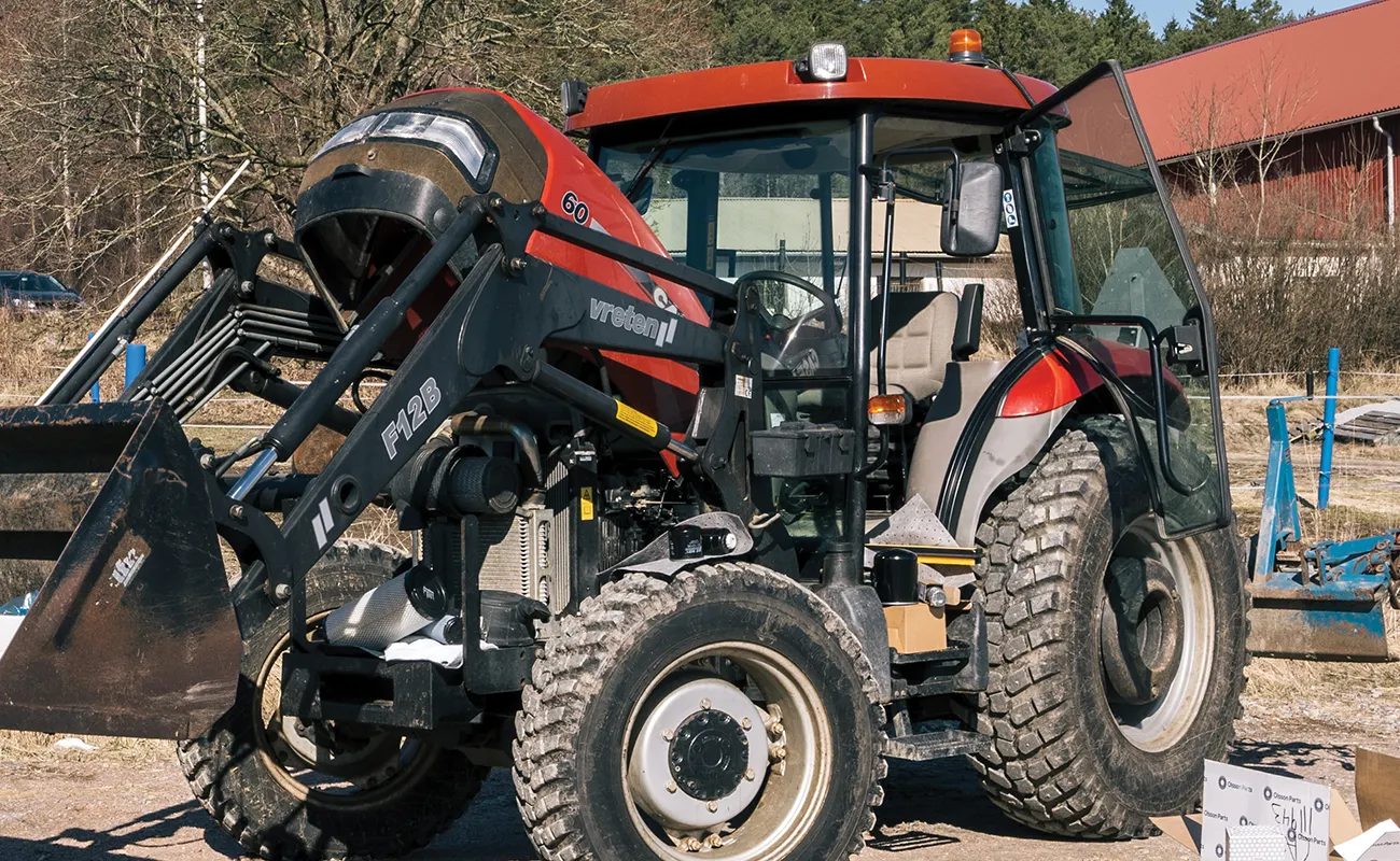 En Case IH-traktor st&aring;r parkert med panseret &aring;pent.