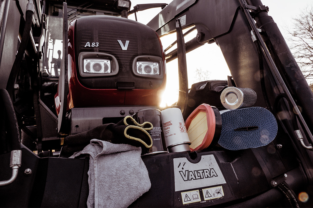 Filtre plassert på frontlasteren til en traktor.