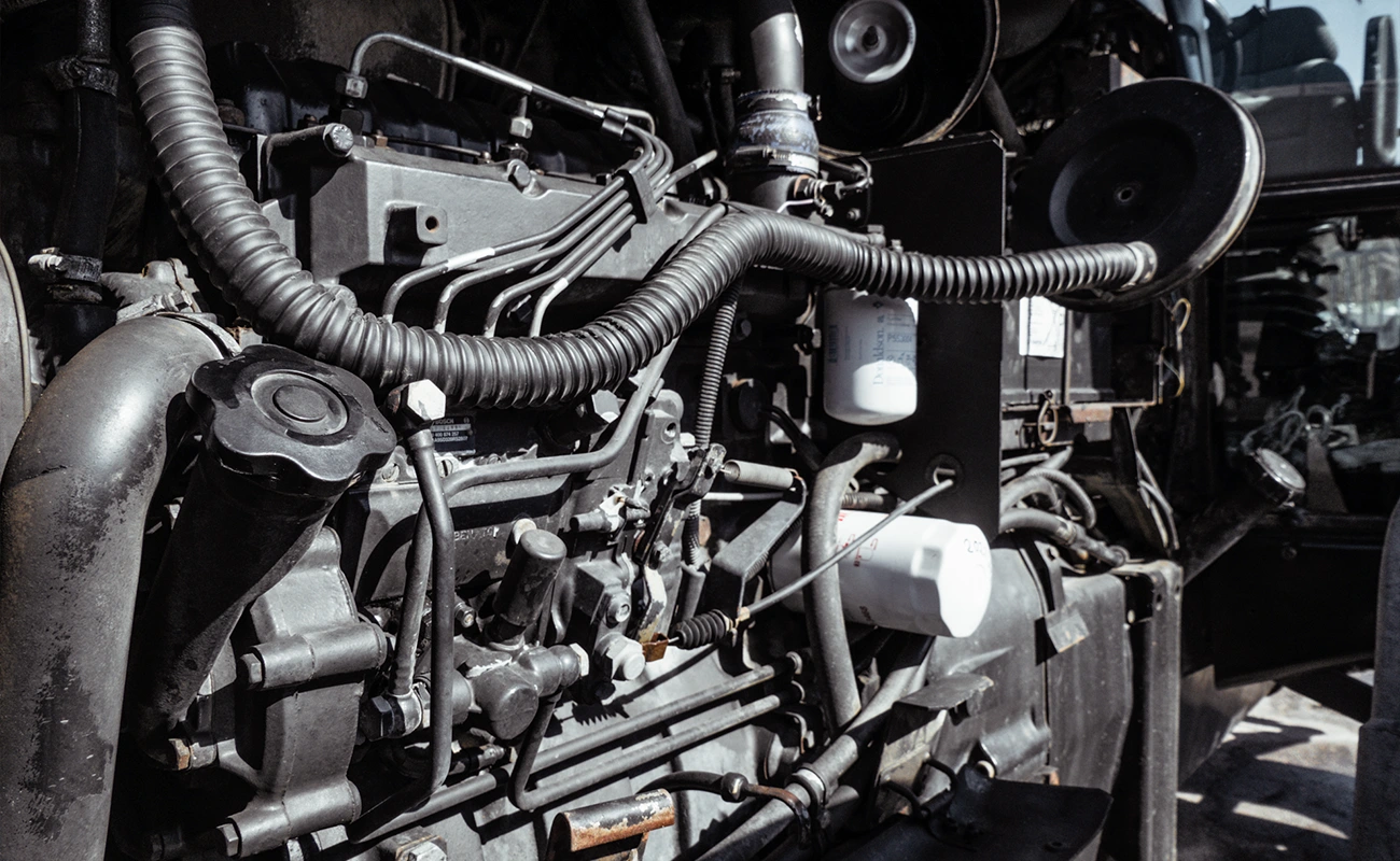 Närbild av en motor på en traktor.