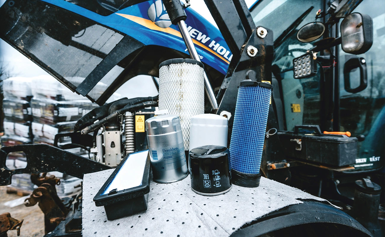 Filtre er placeret p&aring; sk&aelig;rmen af en New Holland traktor.
