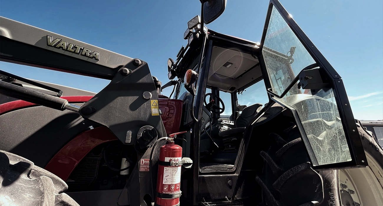 En Valtra-traktor med åpen dør til førerhuset.