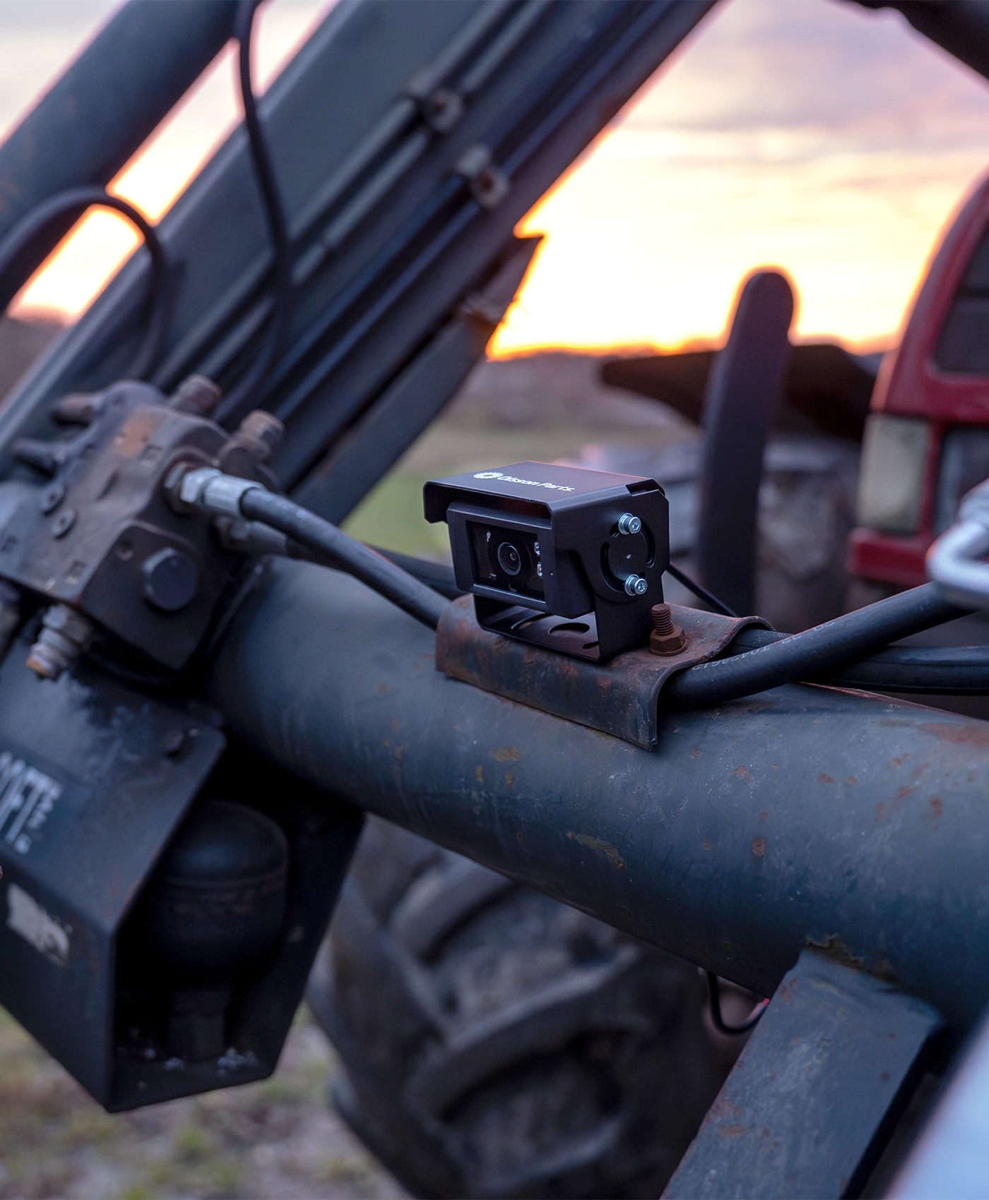 Ryggekamera fra Olsson Parts montert p&aring; en traktor.