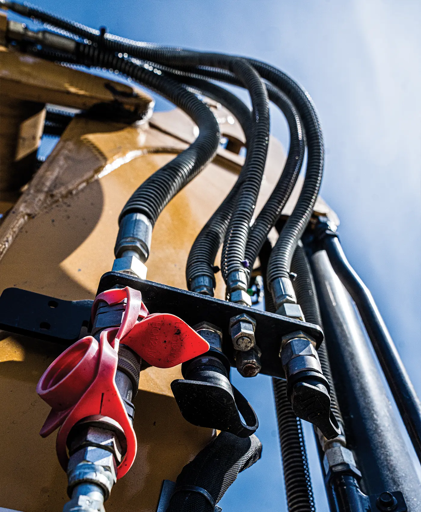 Hydraulikdele monteret p&aring; en Caterpillar gravemaskine.