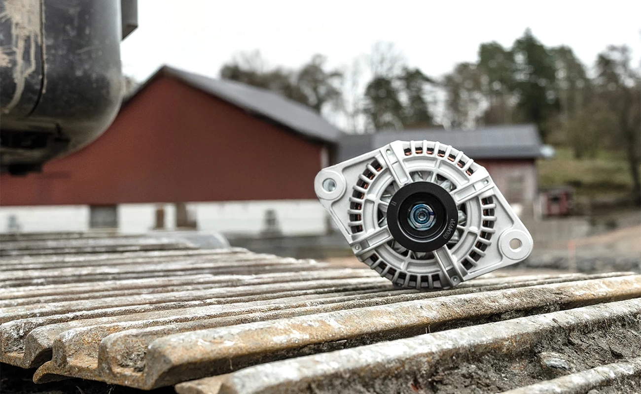 En generator er placeret på larvebåndene på en gravemaskine.