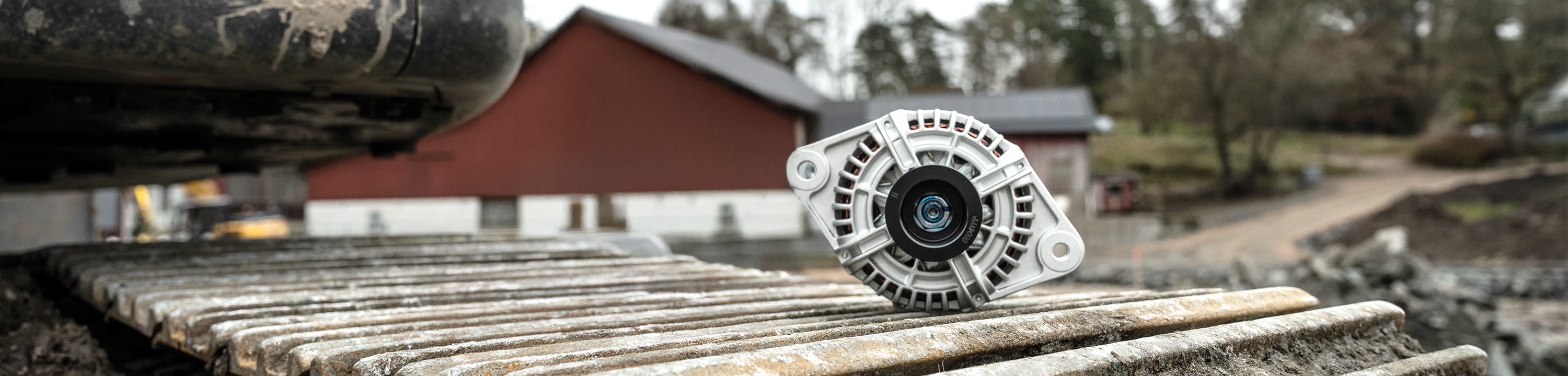 En generator är placerad på larverna på en Volvo grävmaskin.