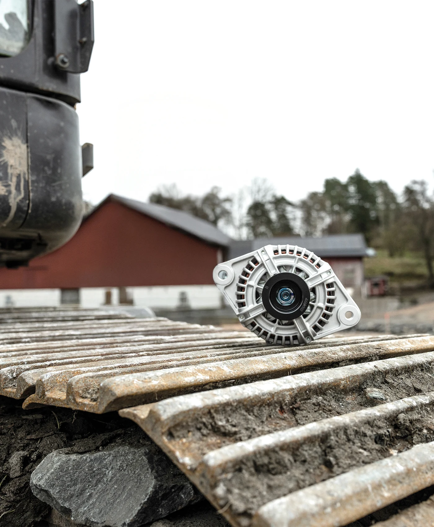 En generator &auml;r placerad p&aring; larverna p&aring; en Volvo gr&auml;vmaskin.