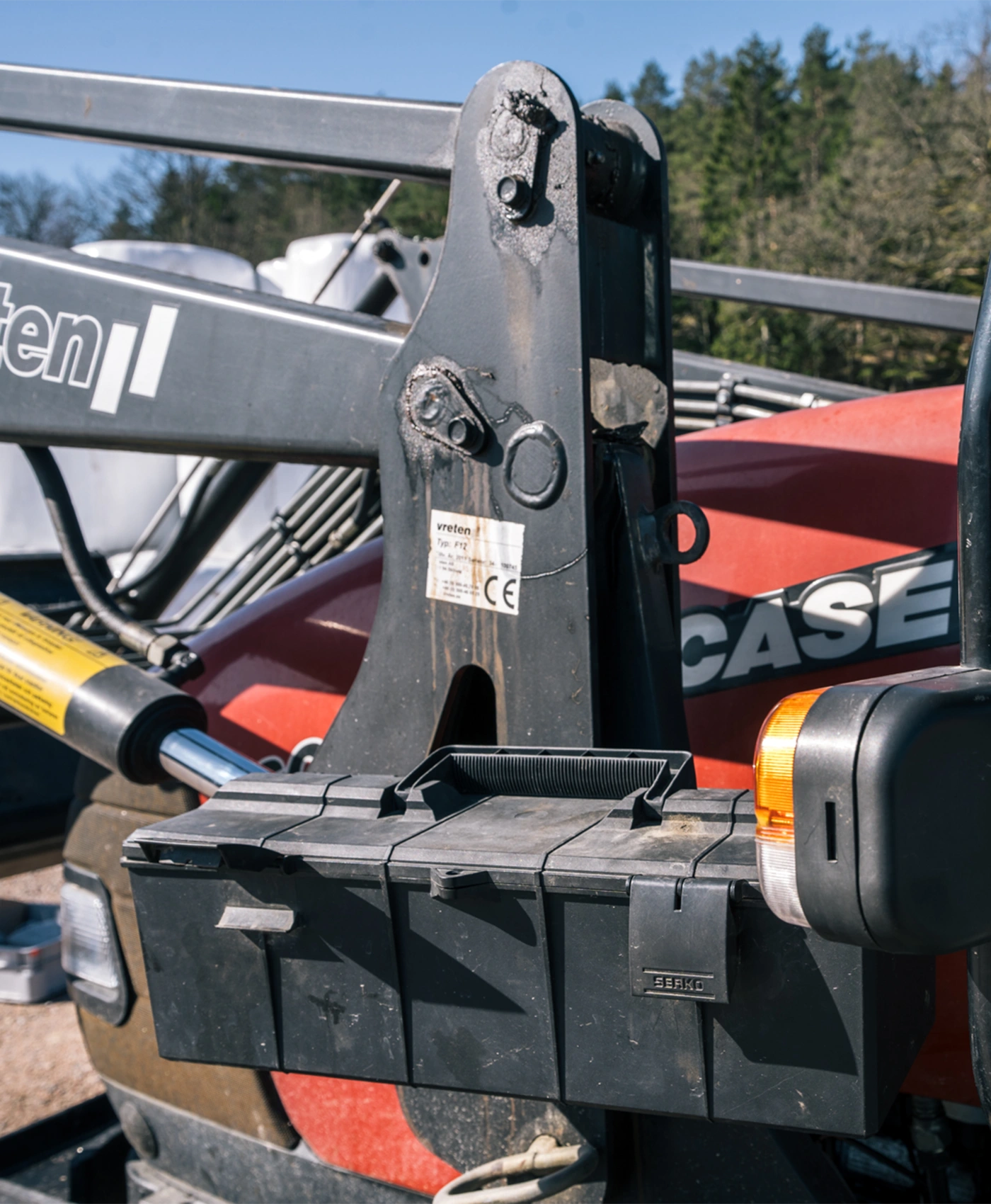 En v&aelig;rkt&oslash;jskasse monteret p&aring; en Case IH-traktor.