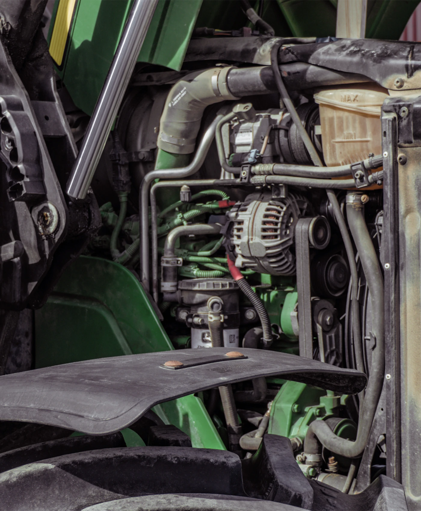 N&aelig;rbillede af motoren p&aring; en John Deere-traktor.