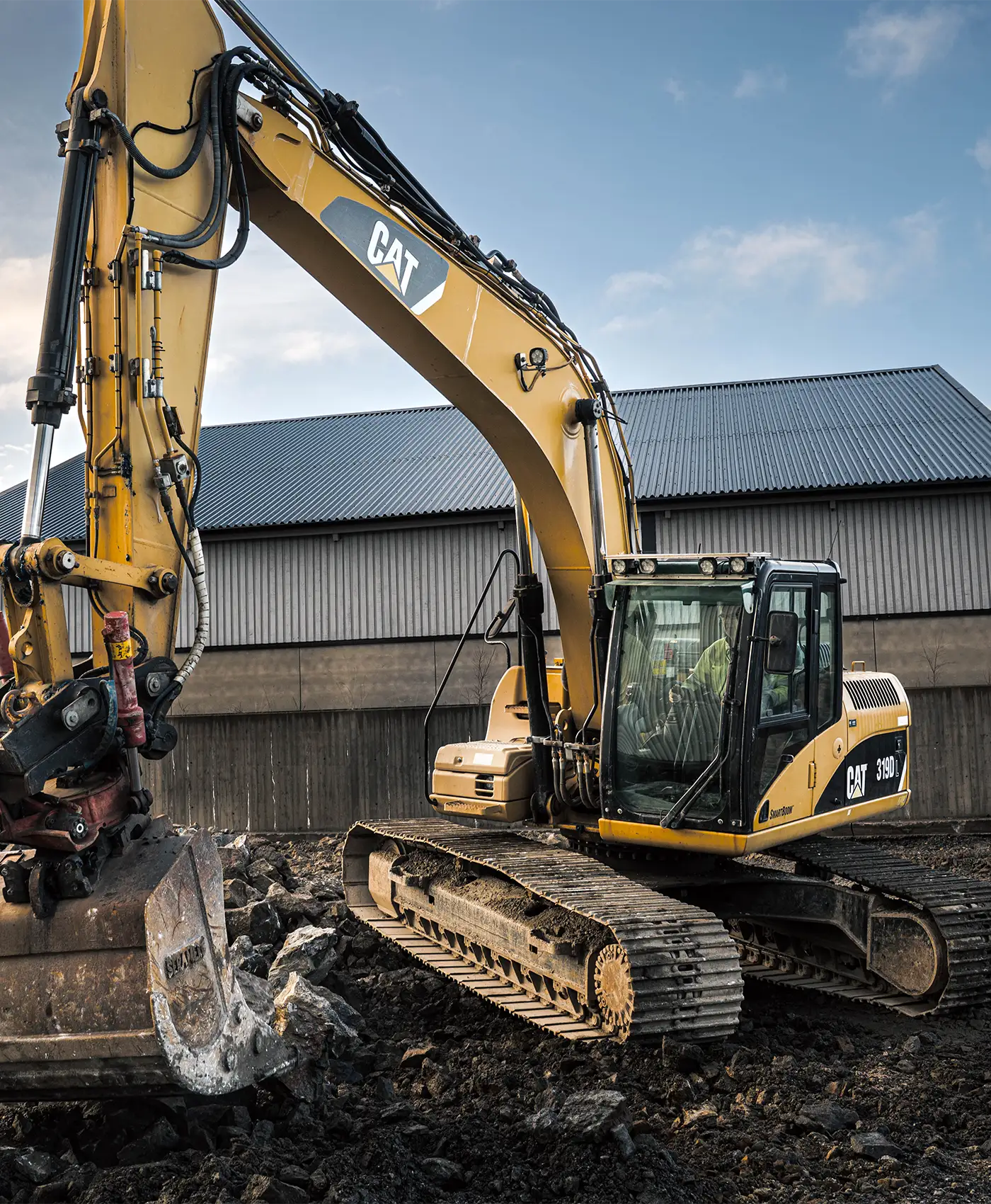 En Caterpillar gravemaskine i arbejde på en arbejdsplads.