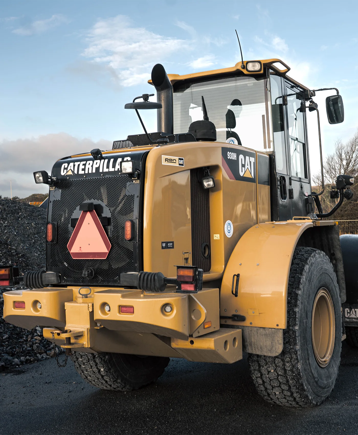 En Caterpillar gummiged står parkeret på en arbejdsplads.