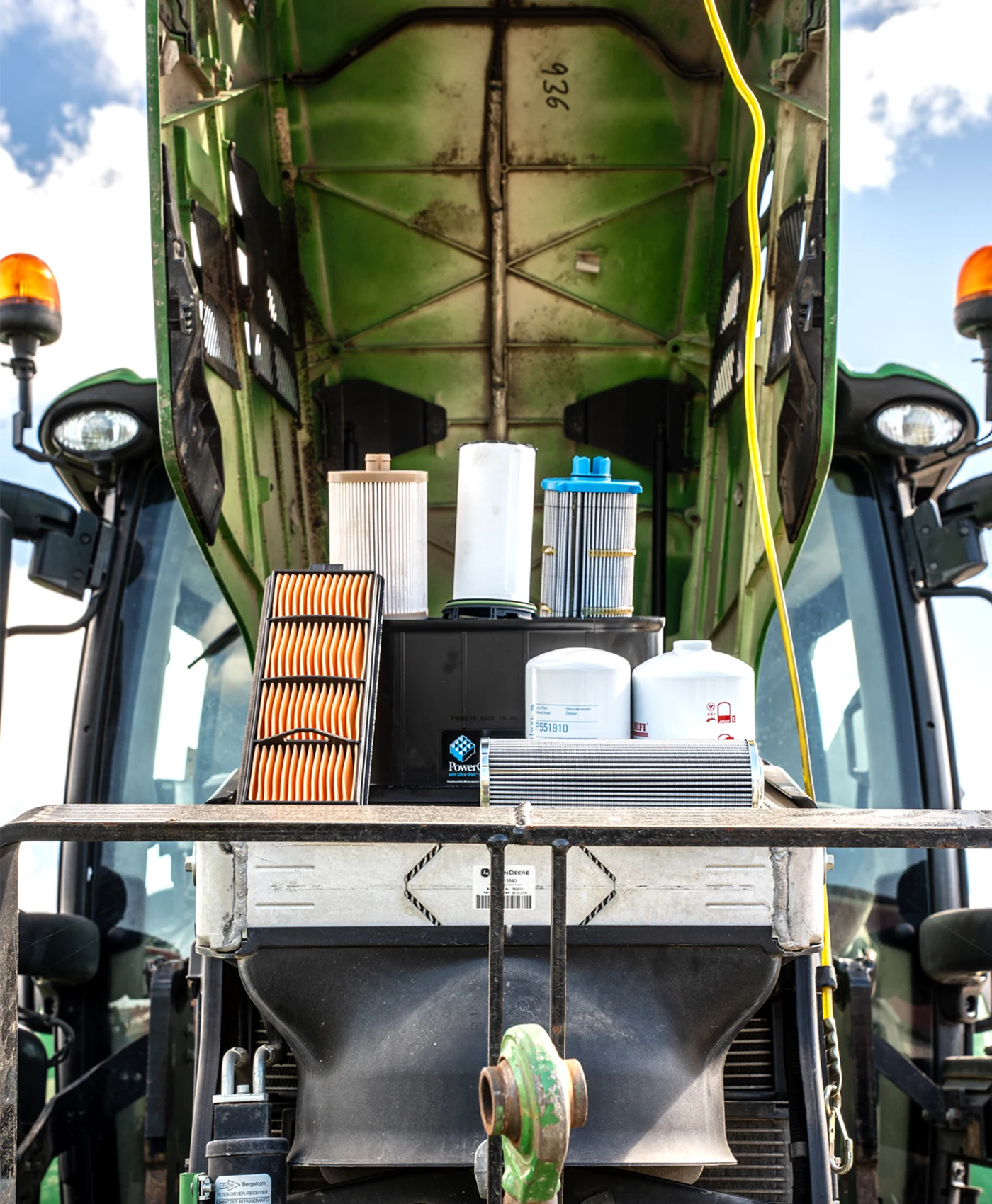 Ulike traktorfiltre stilt opp foran en John Deere