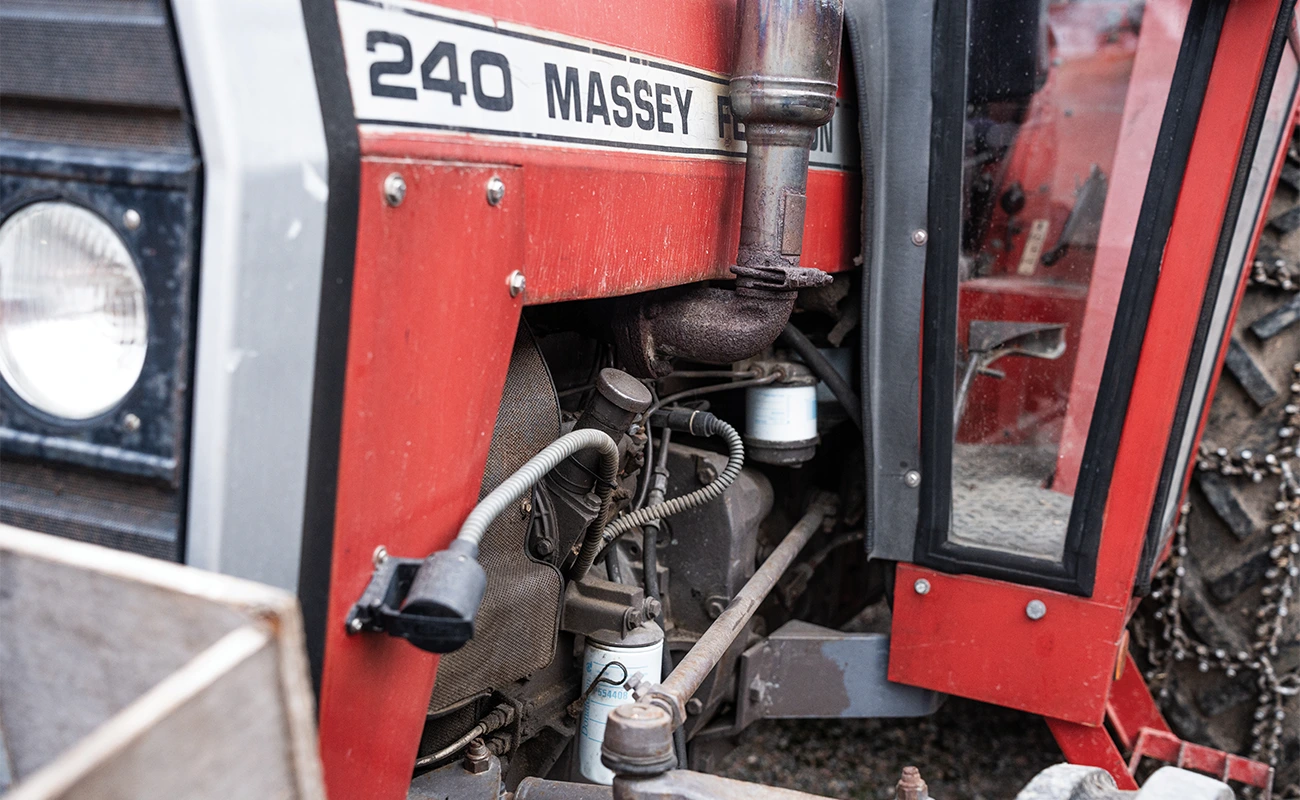 N&aelig;rbilde av motorrommet p&aring; en Massey Ferguson traktor.