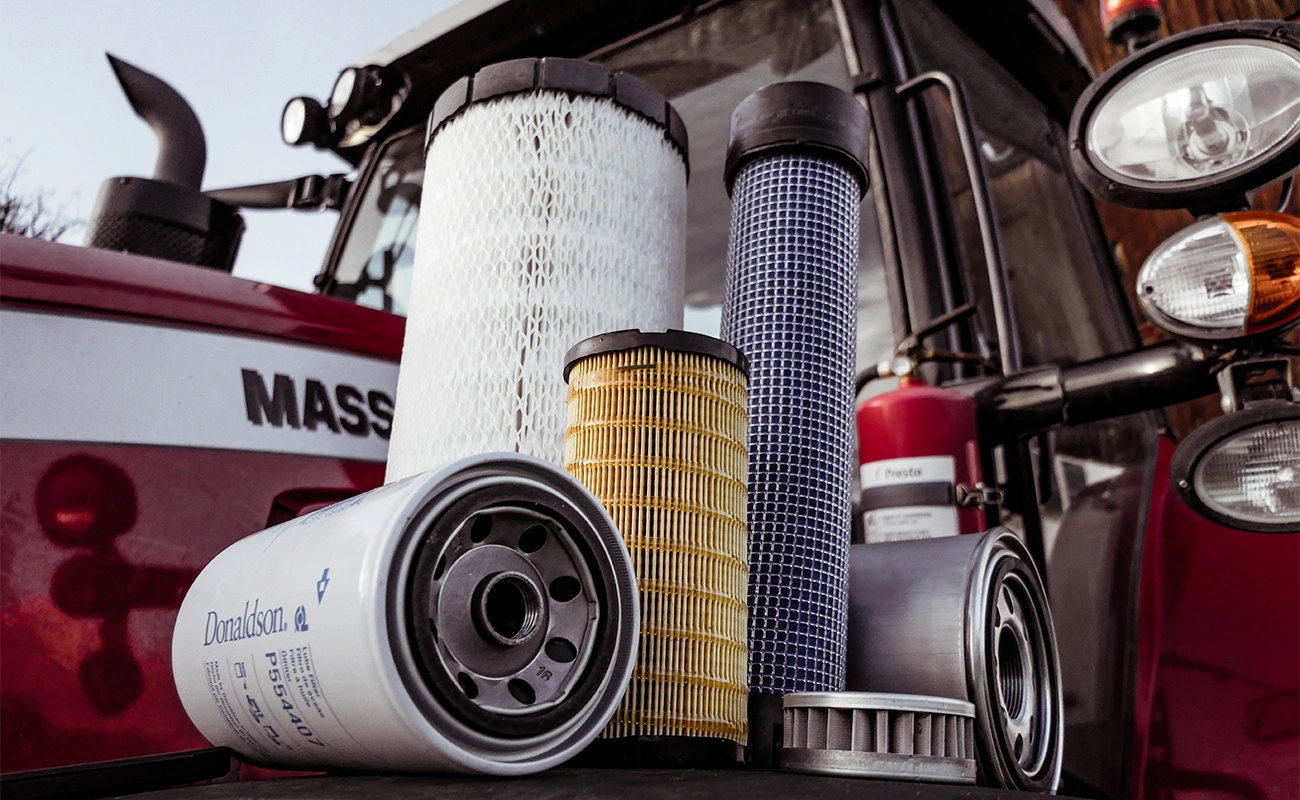 Et filtersett er plassert ved panseret p&aring; en Massey Ferguson traktor.