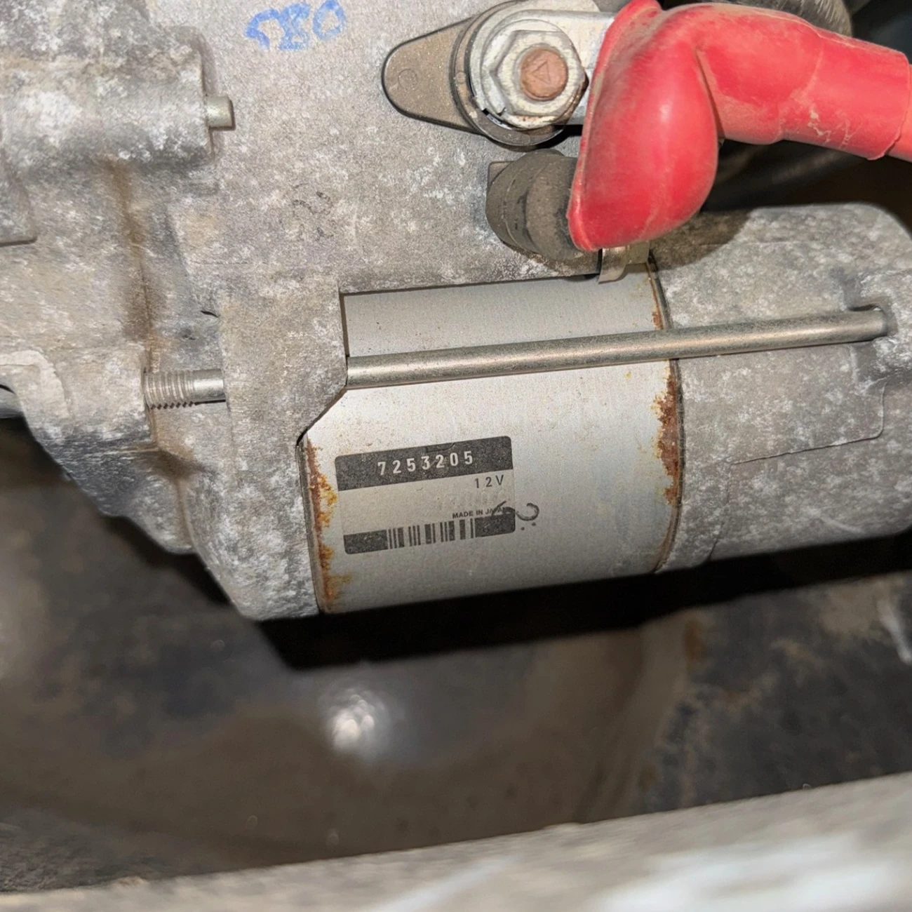 Startmotor med referensnummer 7253205 synlig p&aring; dekal.