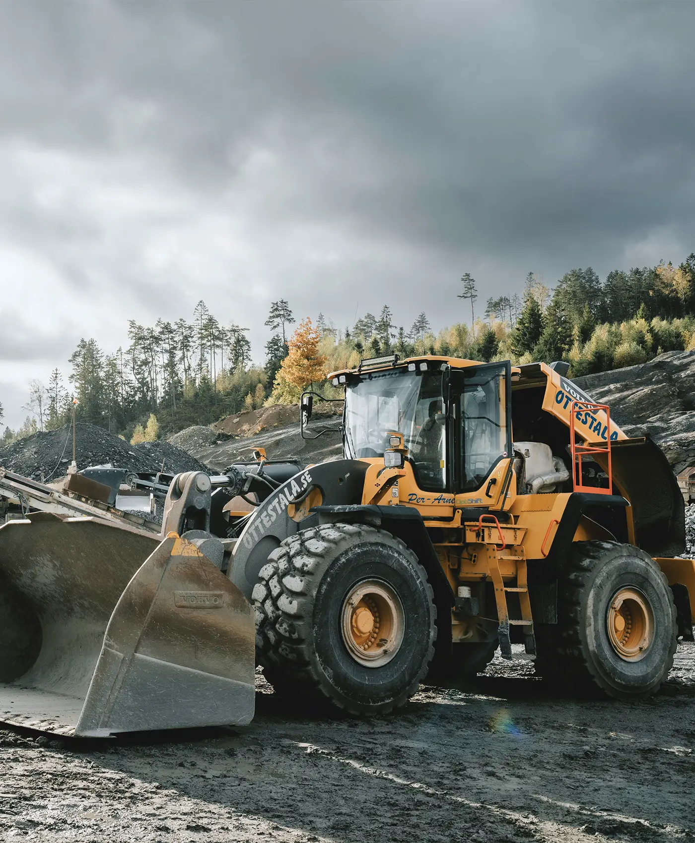 En Volvo hjullastare st&aring;r parkerad p&aring; ett arbetsf&auml;lt.