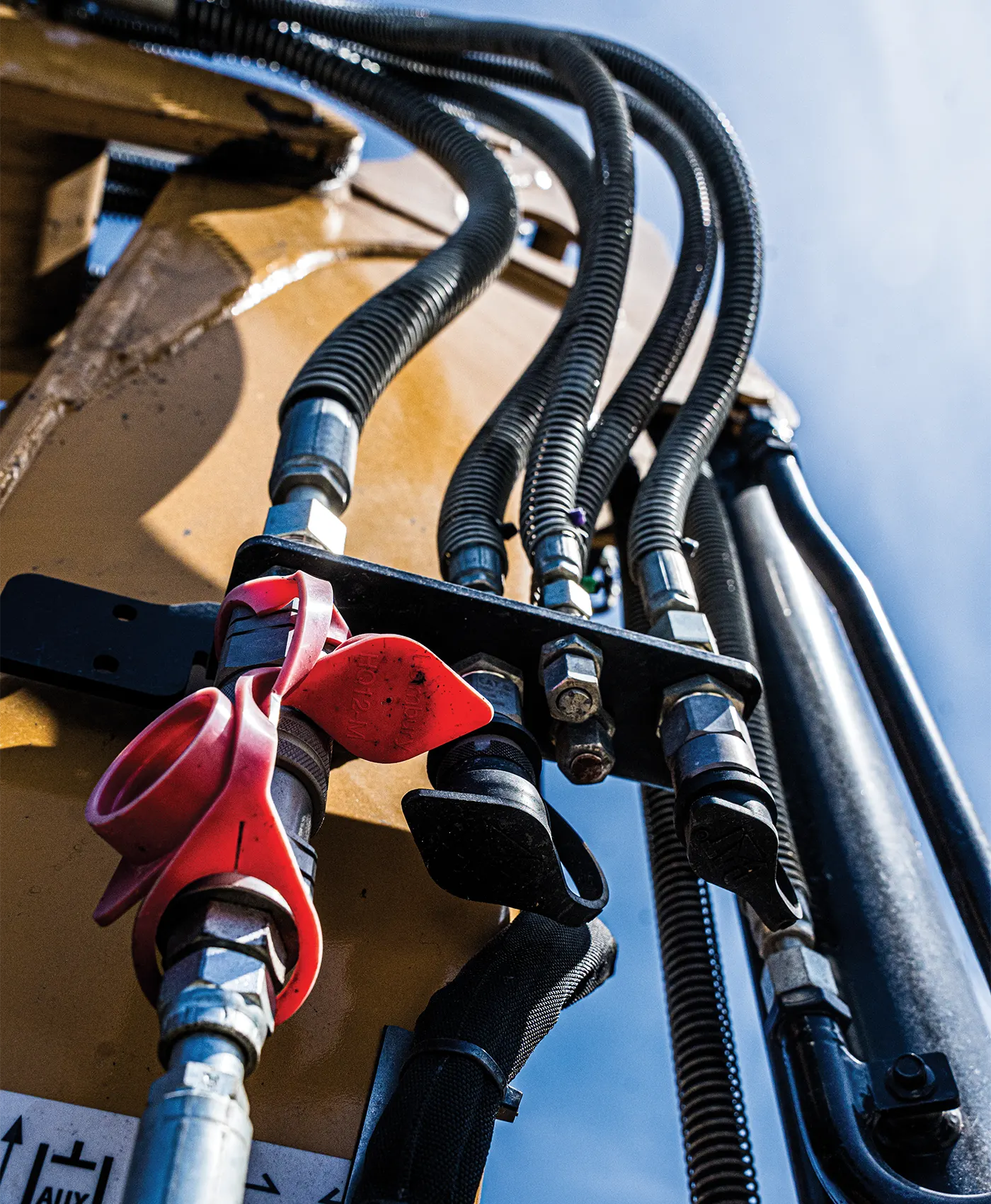 Hydraulslangar och hydrauluttag monterade på en entreprenadmaskin.