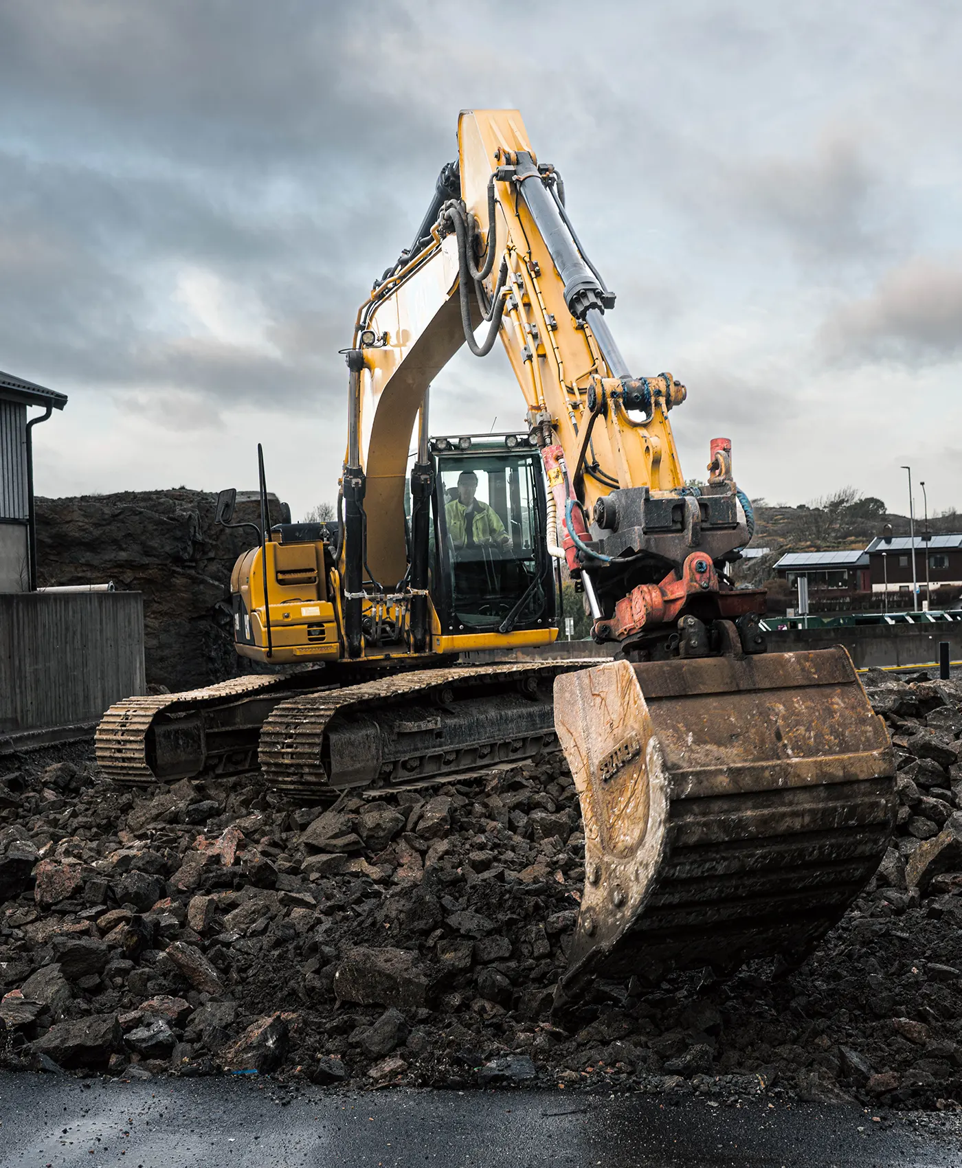 En Caterpillar grävmaskin i arbete.