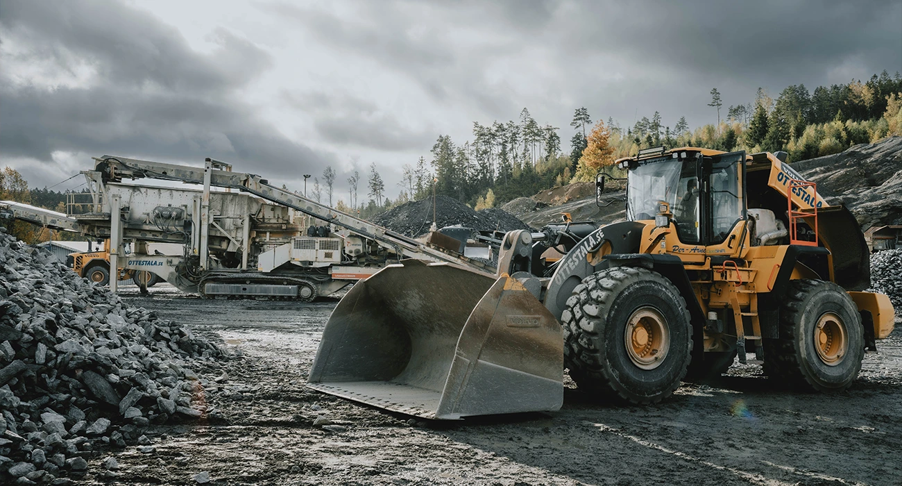 En Volvo hjullastare står parkerad vid en arbetsplats.