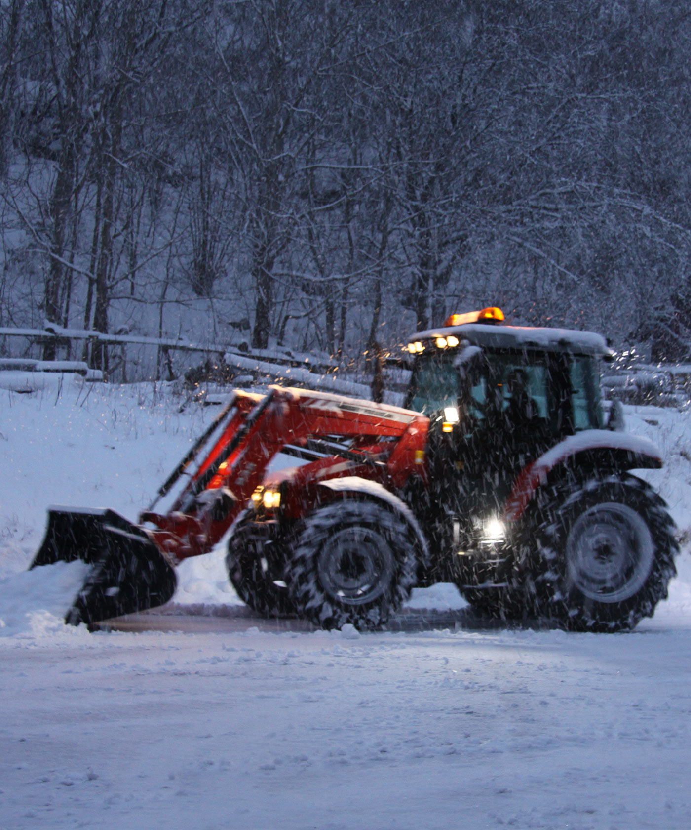 En traktor som plogar snö.