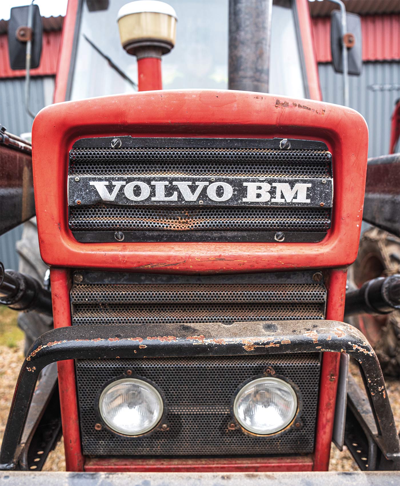 Frontparti på en Volvo BM-traktor, med grill och strålkastare.