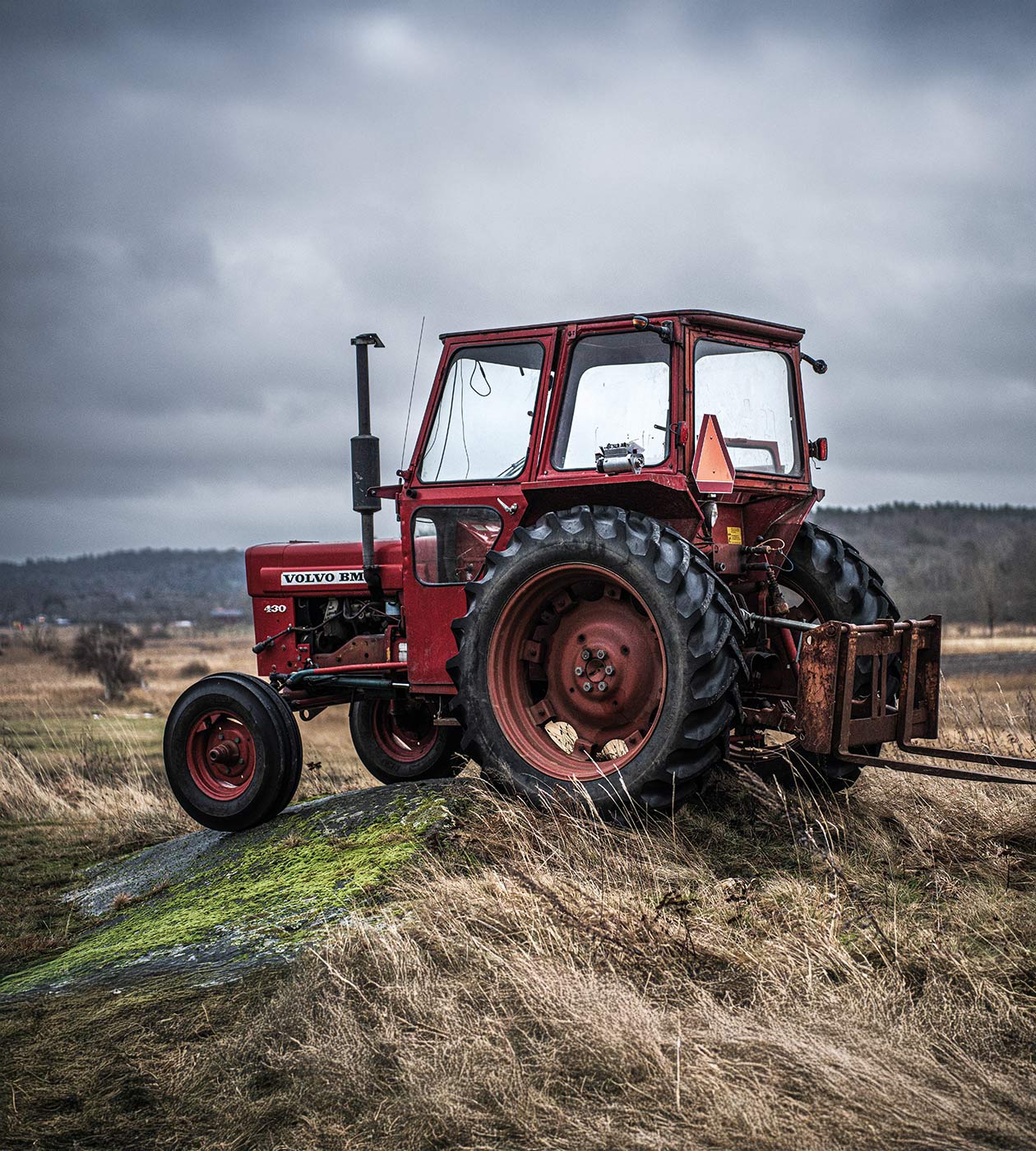 En Volvo BM 430 står parkerad framför ett fält.