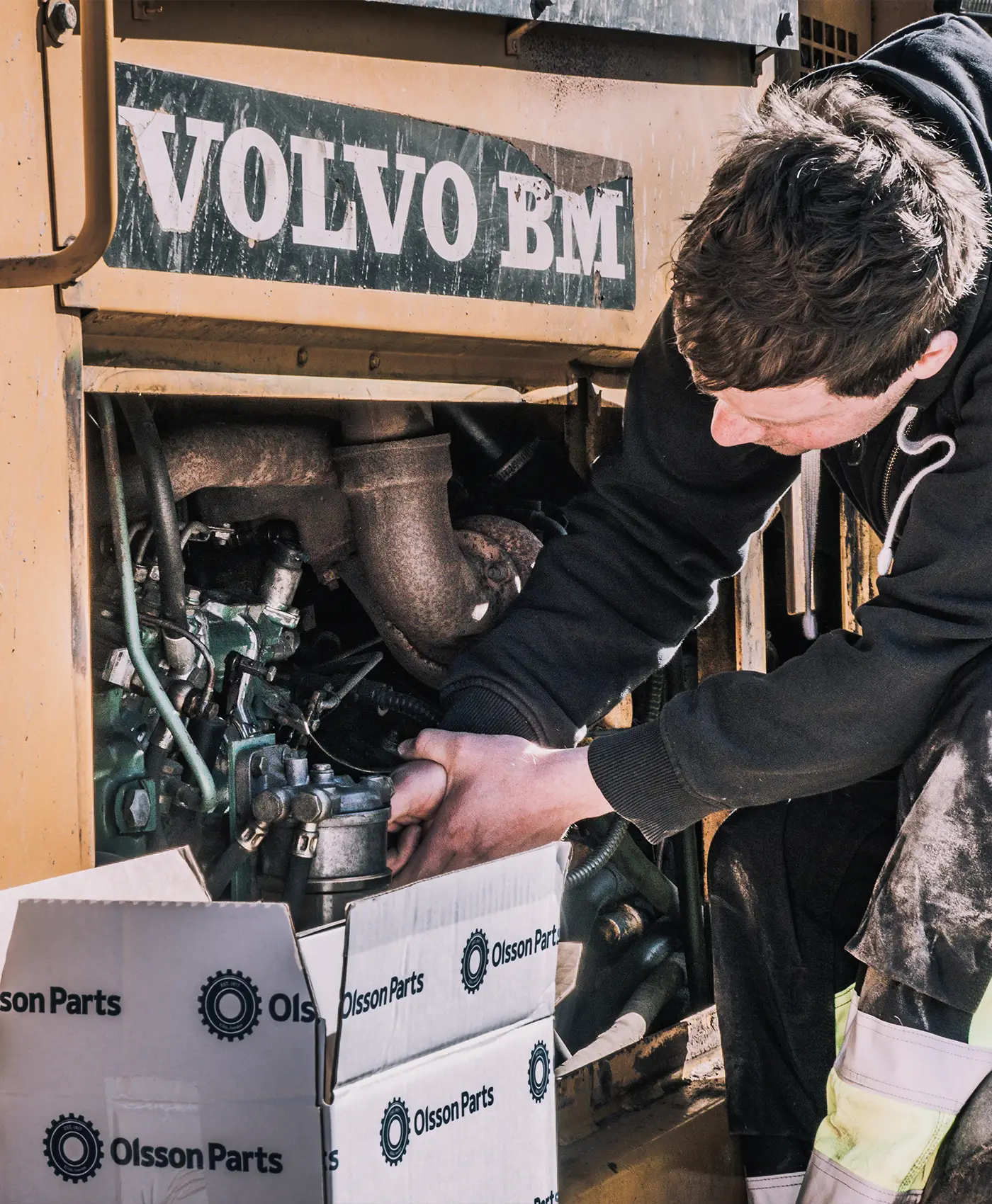 En person arbejder på en Volvo gummiged.