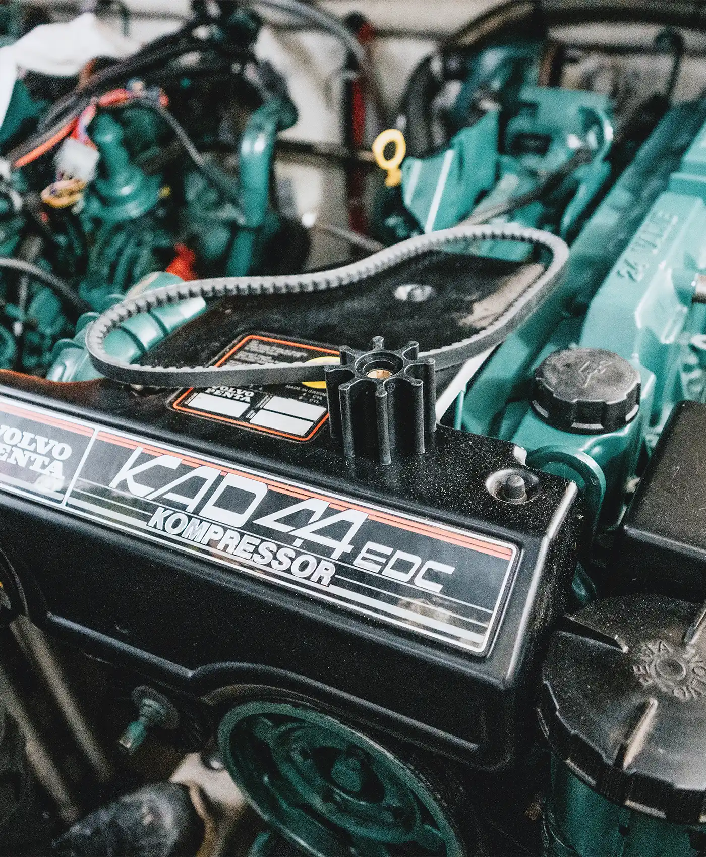 Volvo Penta-motor med reservdelar placerade p&aring; k&aring;pan.