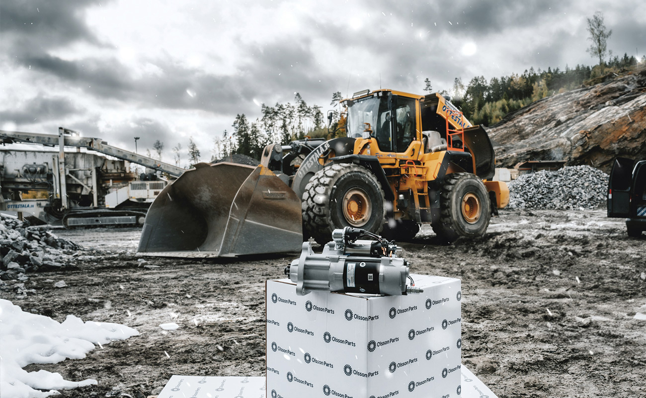 En Volvo-gummiged står parkeret på en arbejdsplads.