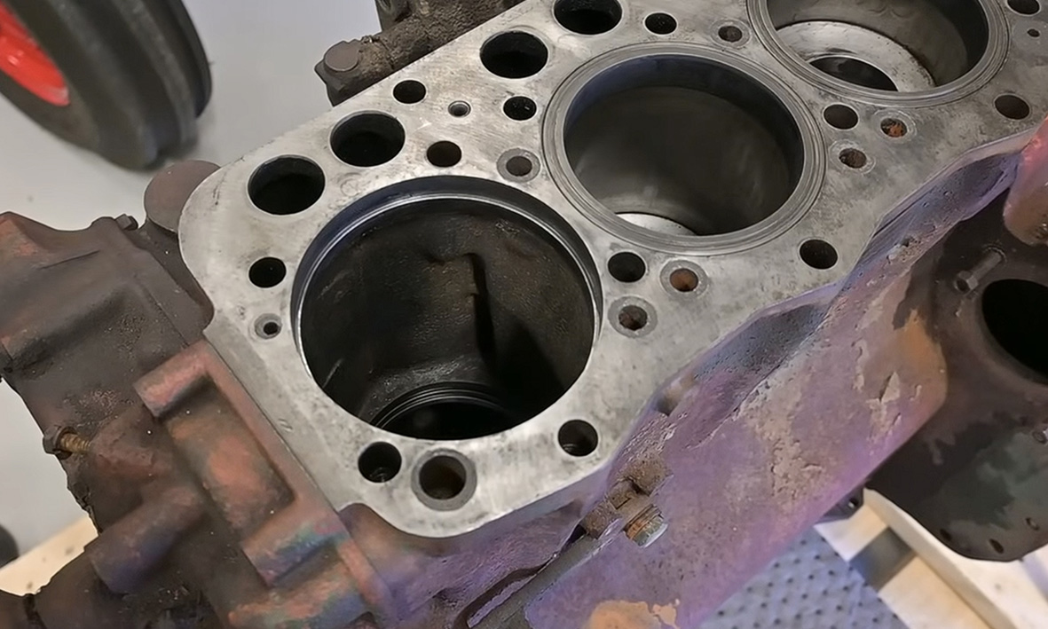 Bild p&aring; ett motorblock f&ouml;r att visa vart man s&auml;tter fodershimsning