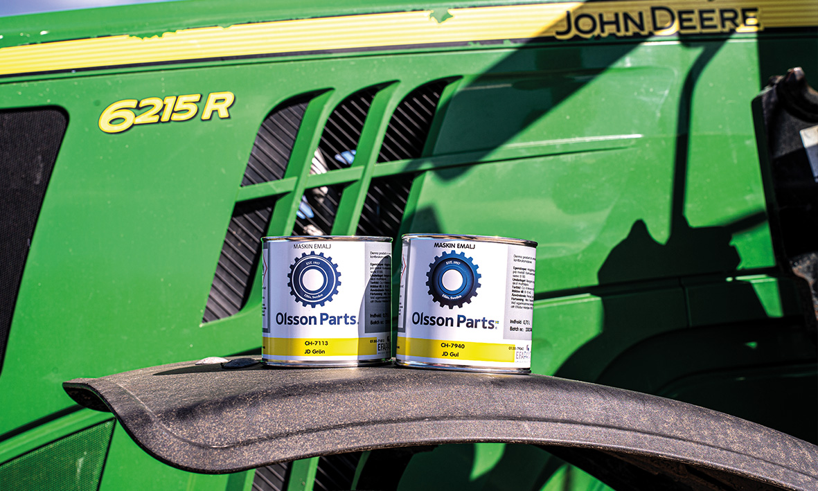 Bilde av en John Deere med malingsbokser på forskjermen.
