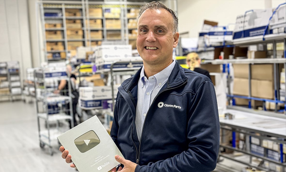 Olsson Parts' administrerende direktør Håkan Ekstrand viser stolt vores YouTube-sølvknap frem for 100.000 abonnenter på YouTube.