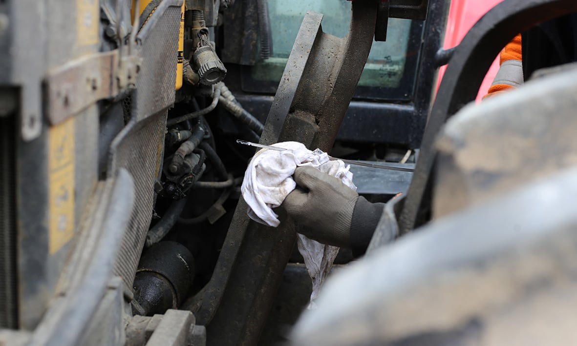 Billede af et olieskift p&aring; din Massey Ferguson