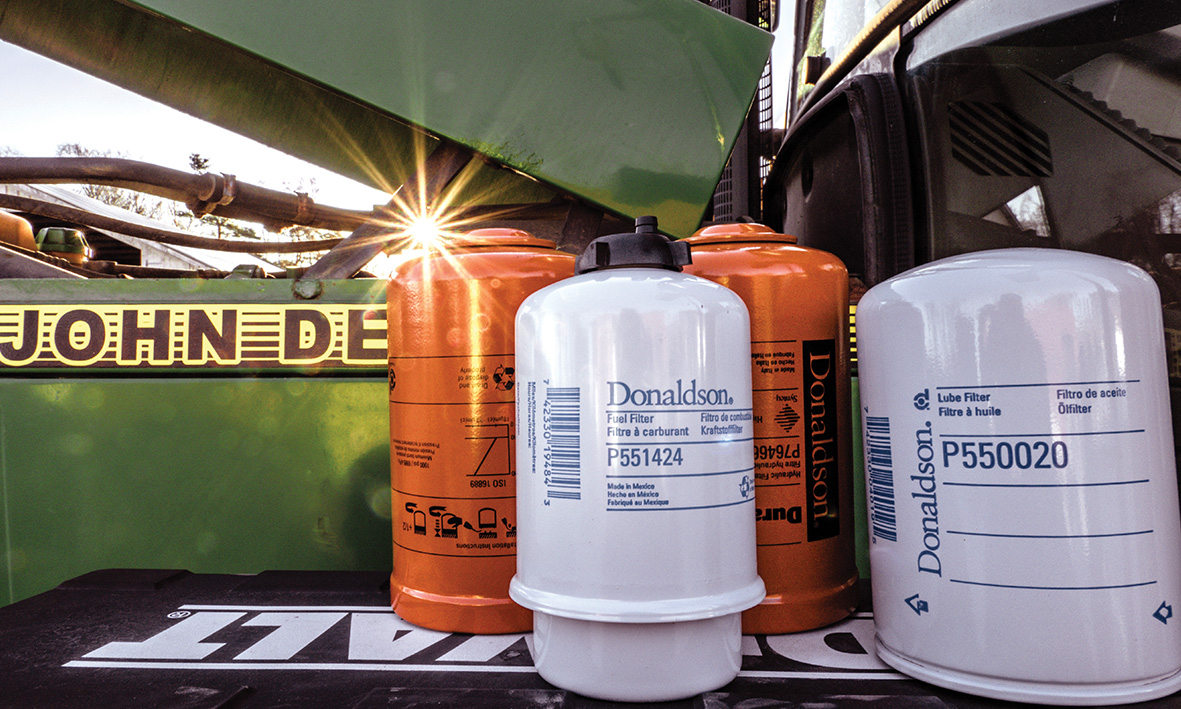 Olika filter som &auml;r placerade brevid en John deere traktor