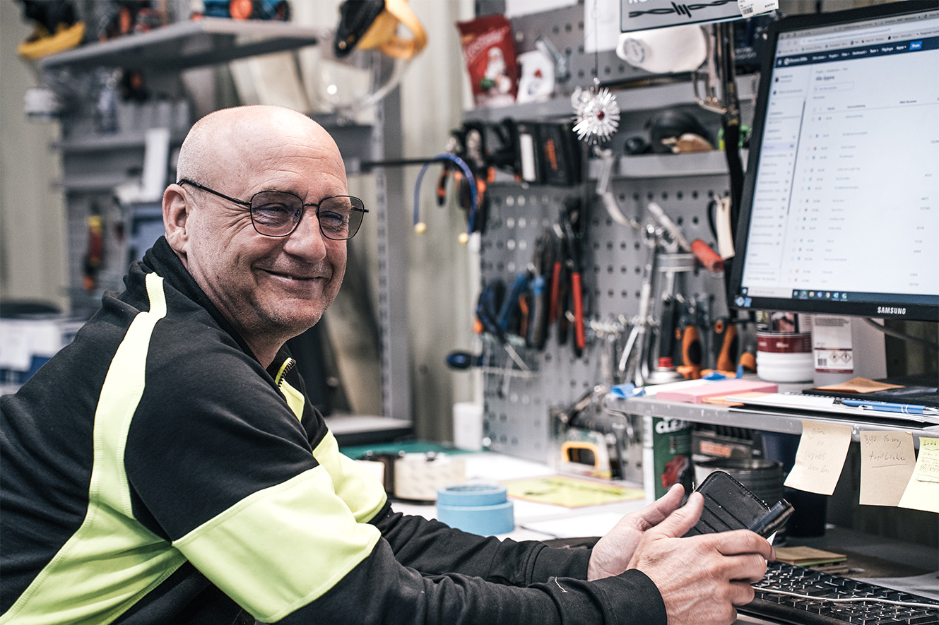 Bild på en medarbetare i verkstad